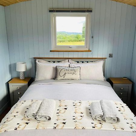 Bespoke Luxury Huts With Hot Tubs. Located In The Black Mountains. Llanveynoe Bagian luar foto