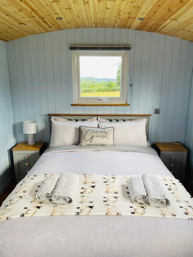 Bespoke Luxury Huts With Hot Tubs. Located In The Black Mountains. Llanveynoe Bagian luar foto