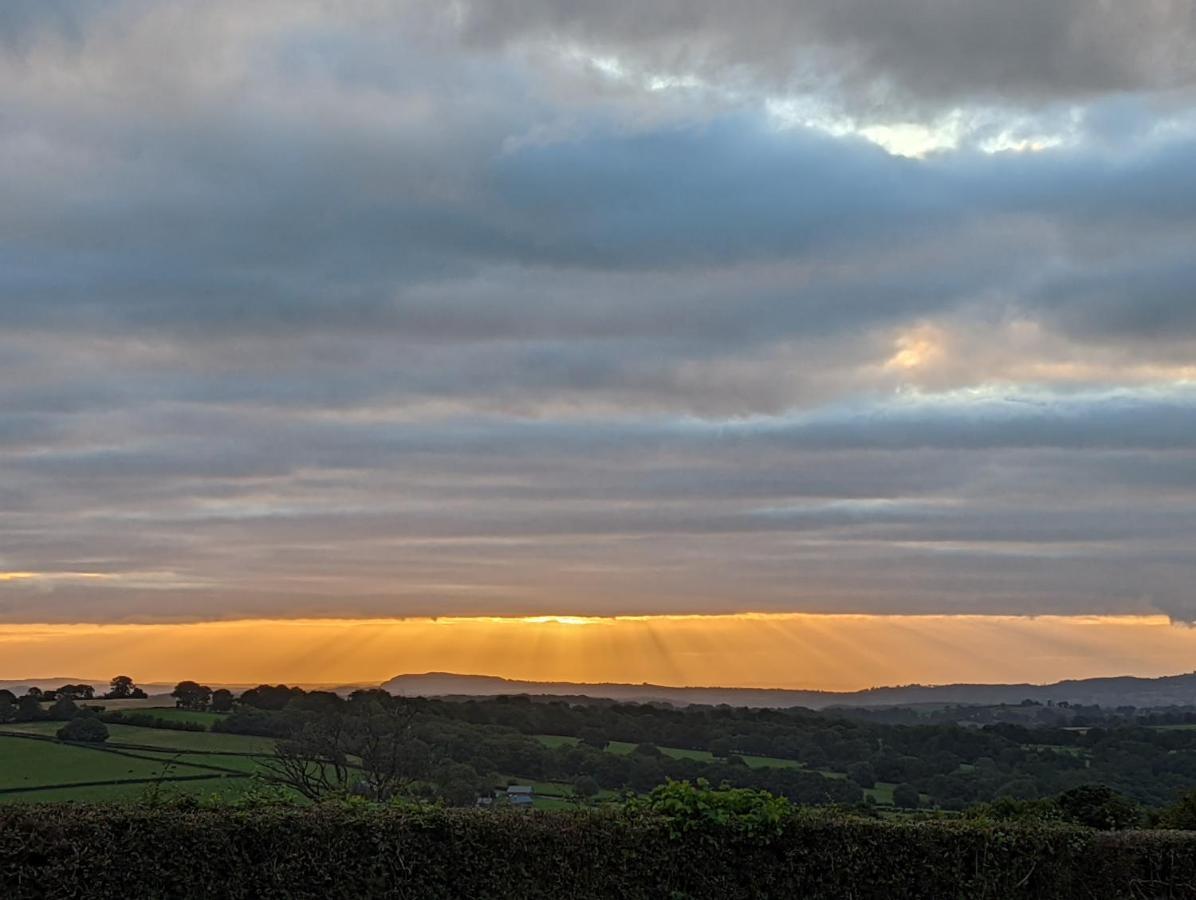 Bespoke Luxury Huts With Hot Tubs. Located In The Black Mountains. Llanveynoe Bagian luar foto